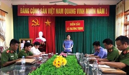 Viện KSND huyện Ứng Hoà phối hợp cùng Cơ quan CSĐT công an huyện kiểm...